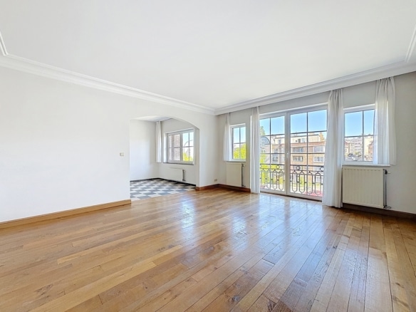 Salon lumineux avec parquet grandes fenêtres et balcon dans appartement rénové   appartement 1 chambre  woluwe saint lambert