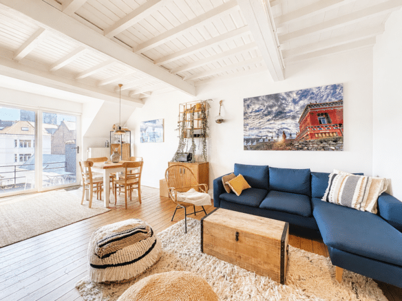 Salon lumineux dappartement scandinave avec poutres blanches canapé bleu et coin repas   appartement 2 chambres  ixelles