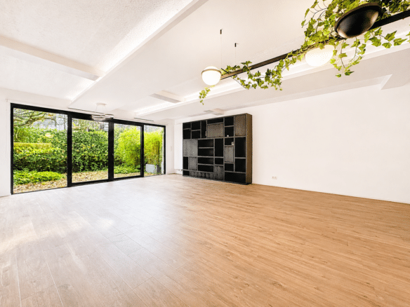Salon dappartement lumineux avec parquet baies vitrées sur jardin et étagères intégrées   maison 4 chambres  uccle