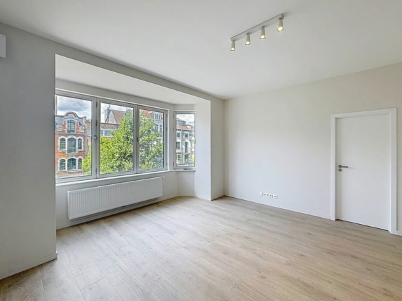 Salon lumineux rénové avec parquet clair grandes fenêtres et radiateur   appartement 2 chambres  jette
