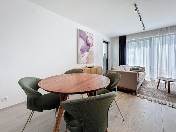 Salon et salle à manger modernes avec parquet clair dans appartement lumineux   appartement 1 chambre  woluwe saint lambert