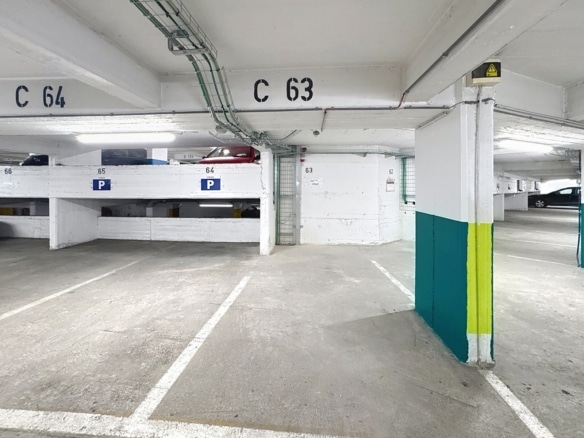 Parking intérieur sécurisé pour appartement dans garage souterrain résidentiel   livourne 11