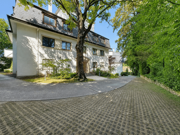 Luxe woning met witte gevel, een tuin met bomen en een eigen oprit   appartement met 1 slaapkamer  Woluwe-Saint-Pierre