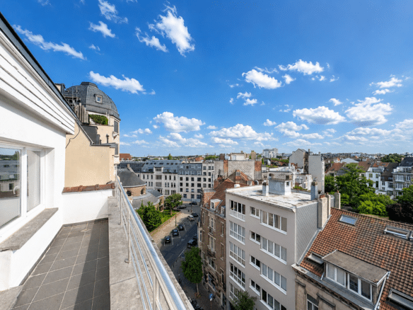 Terrasse dappartement avec vue panoramique sur quartier résidentiel ensoleillé   place brugmann  appartement 2 chambres  ixelles