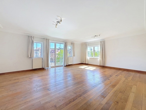 Salon lumineux avec parquet grandes fenêtres et balcon dans appartement spacieux   appartement 3 chambres  woluwe saint lambert