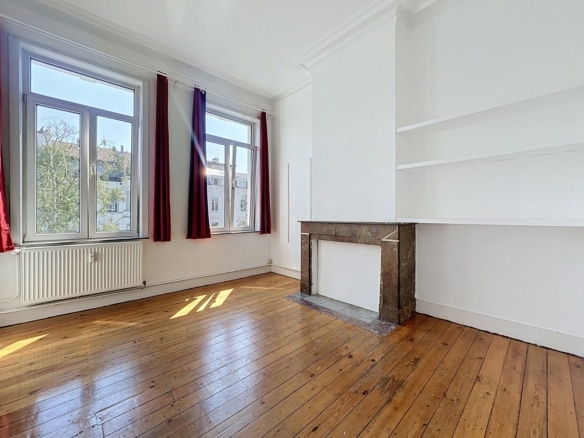 Salon lumineux dappartement avec parquet cheminée en marbre et grandes fenêtres   appartement 1 chambre  saint gilles