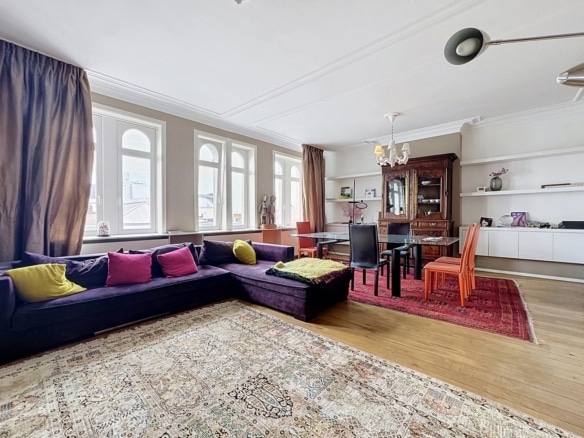 Appartement élégant avec salon salle à manger hauts plafonds grandes fenêtres et parquet clair   appartement 1 chambre  bruxelles