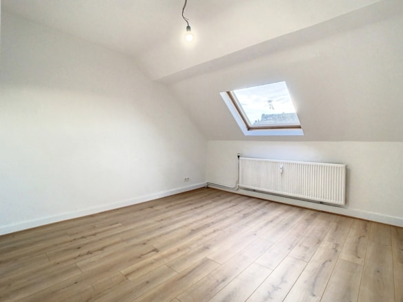 Pièce mansardée lumineuse avec parquet et velux dans appartement rénové   appartement 1 chambre  ixelles