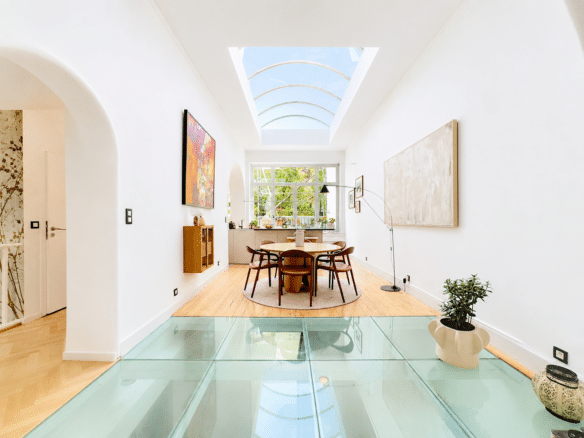 Salle à manger contemporaine dappartement avec verrière sol vitré et parquet   appartement 2 chambres  ixelles