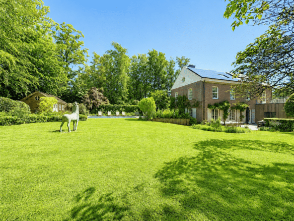 Maison de luxe avec grand jardin terrasse piscine et sculpture de cheval   maison 4 chambres  kraainem