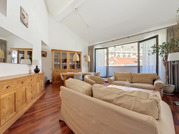 Salon lumineux avec salle à manger parquet et balcon dans appartement spacieux   appartement 1 chambre  bruxelles