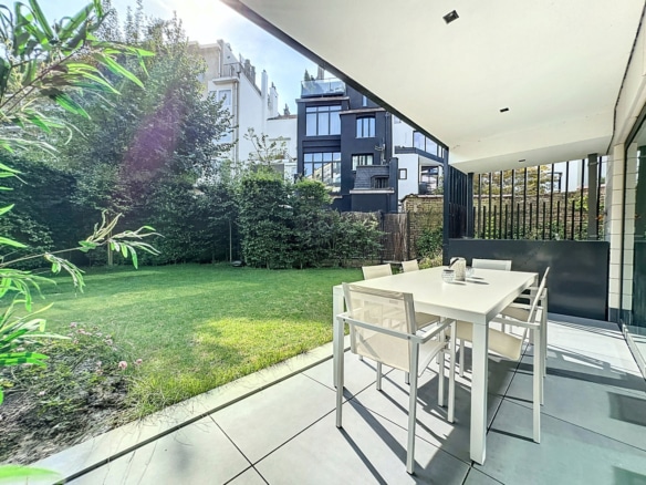 Terrasse moderne avec table à manger et jardin verdoyant de maison contemporaine   appartement 2 chambres  ixelles