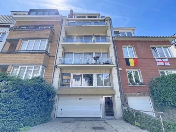 Immeuble résidentiel moderne avec appartements balcons terrasses et garage en façade   appartement lumineux  2 chambres  terrasses  parking    uccle