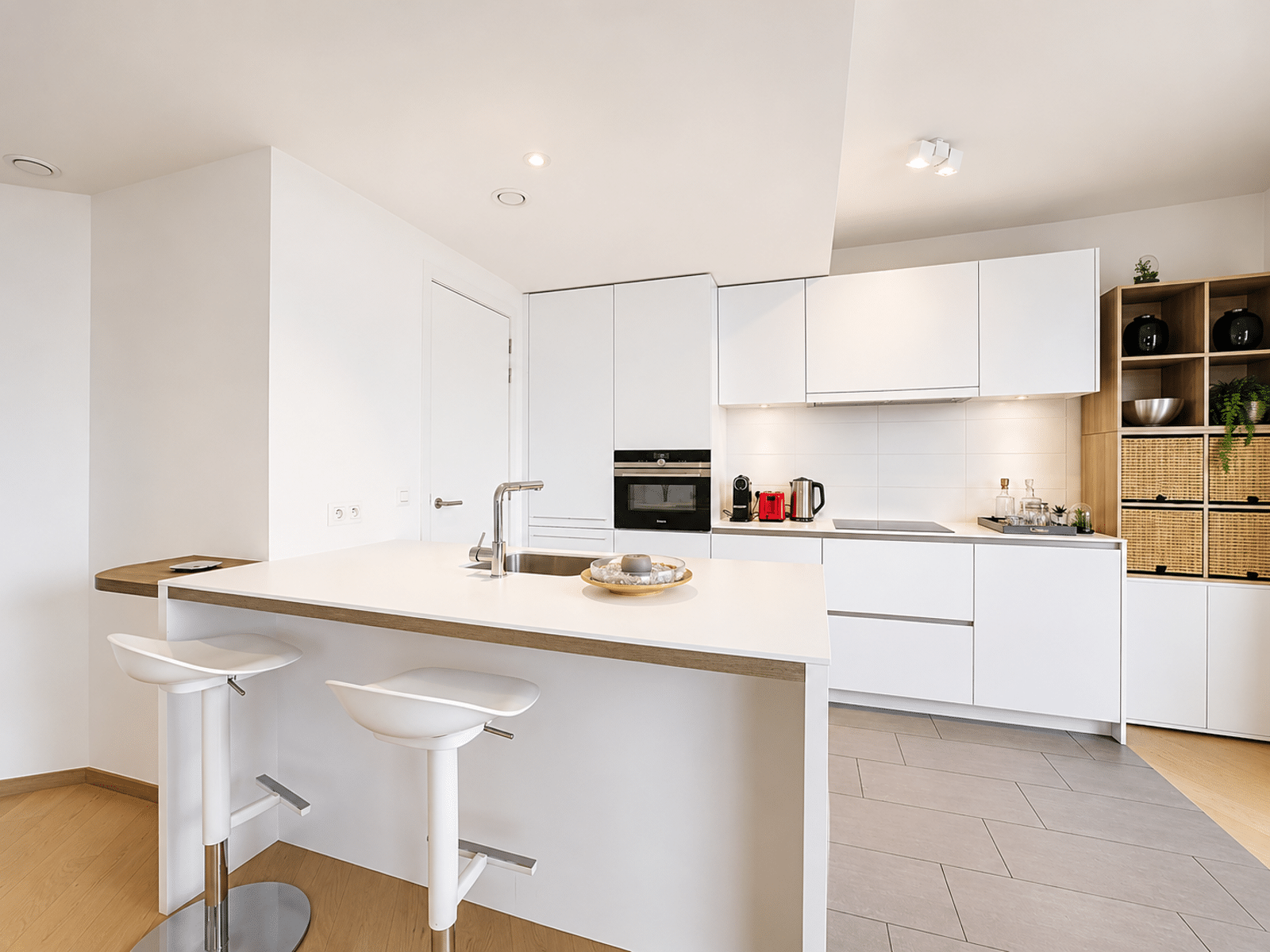 Cuisine Blanche Moderne avec Îlot – You Real Estate Agency Cuisine moderne blanche avec îlot central dans maison contemporaine.