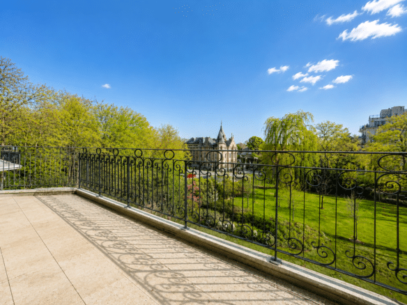 Terrasse dappartement avec vue sur jardin paysager et demeure de caractère   appartement 3 chambres  uccle