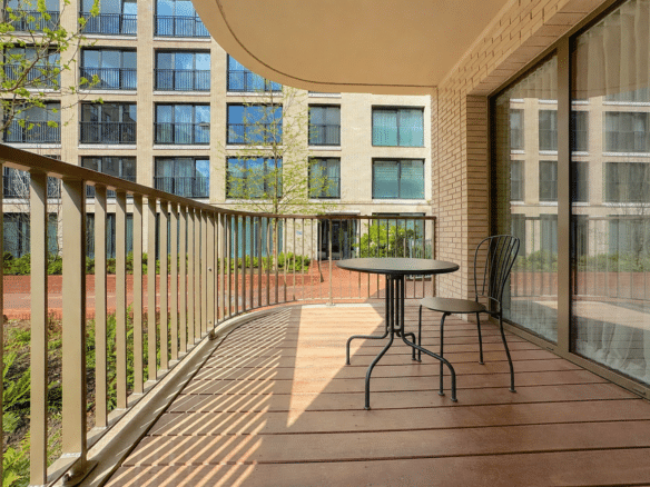 Balcon terrasse dappartement moderne avec parquet bois et vue sur cour intérieure   tour et taxi  appartement 1 chambre avec terrasse  bruxelles