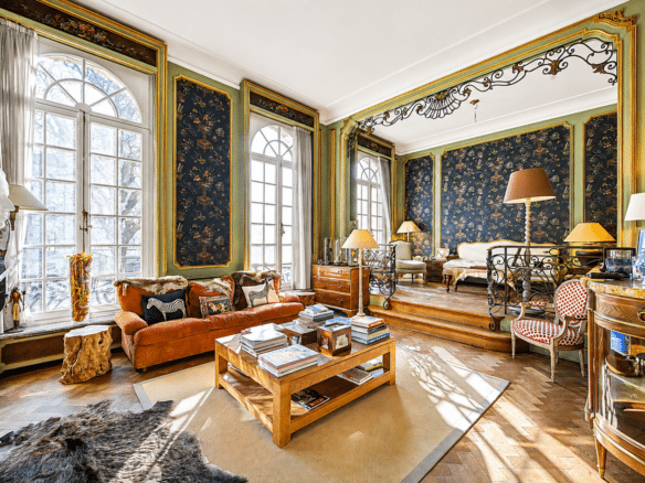 Salon dappartement haussmannien lumineux avec moulures dorées parquet en chevrons et grandes fenêtres   maison 5 chambres  uccle