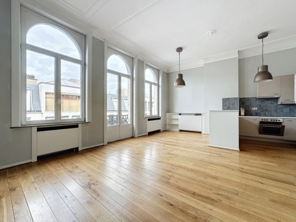 Appartement lumineux avec salon cuisine ouverte parquet et grandes fenêtres cintrées   appartement 1 chambre  bruxelles