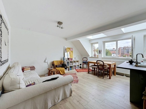 Appartement lumineux sous combles avec salon salle à manger et cuisine ouverte   appartement 2 chambres  saint gilles