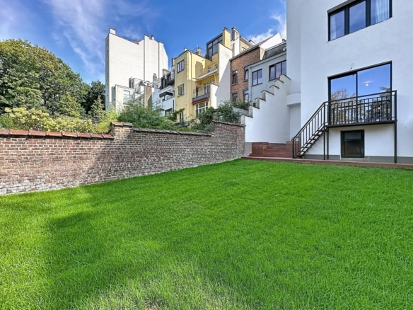 Jardin privé avec terrasse et façade moderne dune maison en ville   appartement 2 chambres  forest