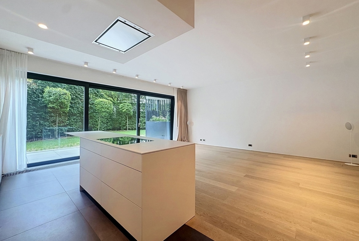 Maison contemporaine avec cuisine ouverte, salon lumineux, terrasse et jardin privatif.