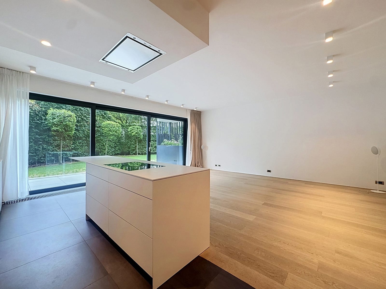 Cuisine Ouverte Lumineuse avec Jardin – You Real Estate Agency Maison contemporaine avec cuisine ouverte, salon lumineux, terrasse et jardin privatif.