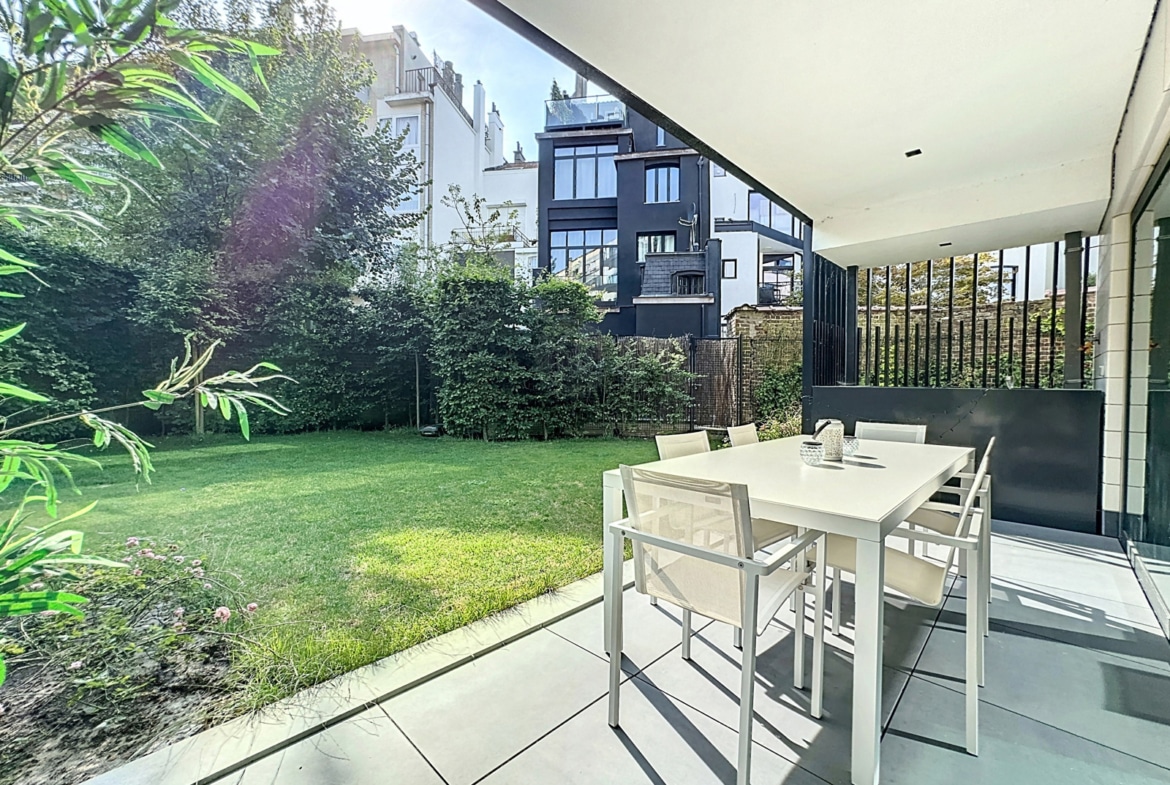 Terrasse contemporaine avec jardin privatif et mobilier extérieur design.