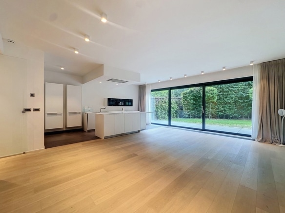 Appartement moderne avec salon lumineux cuisine ouverte et baie vitrée sur jardin   appartement 2 chambres  ixelles