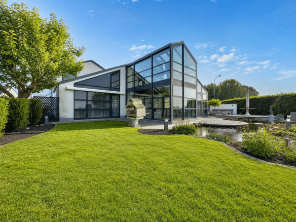 Maison moderne avec terrasse vitrée grand jardin paysager et bassin   maison 5 chambres  grimbergen