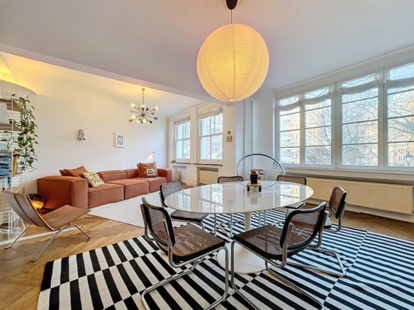 Salon et salle à manger lumineux avec parquet dans un appartement moderne   appartement 2 chambres  forest