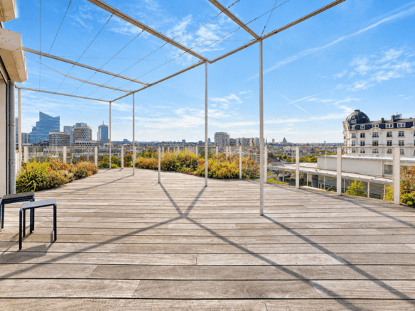 Terrasse rooftop spacieuse avec vue panoramique sur la ville et garde corps vitré   appartement 1 chambre  bruxelles