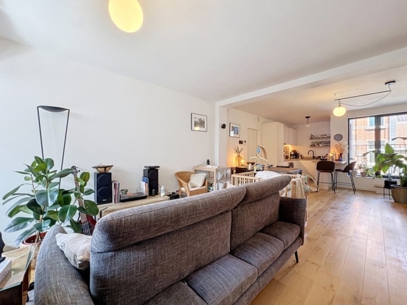 Salon lumineux avec cuisine ouverte moderne et espace familial dans appartement contemporain   appartement 2 chambres  forest