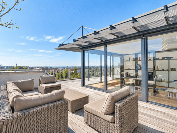 Terrasse spacieuse dappartement moderne avec salon extérieur et vue urbaine   appartement 4 chambres  ixelles