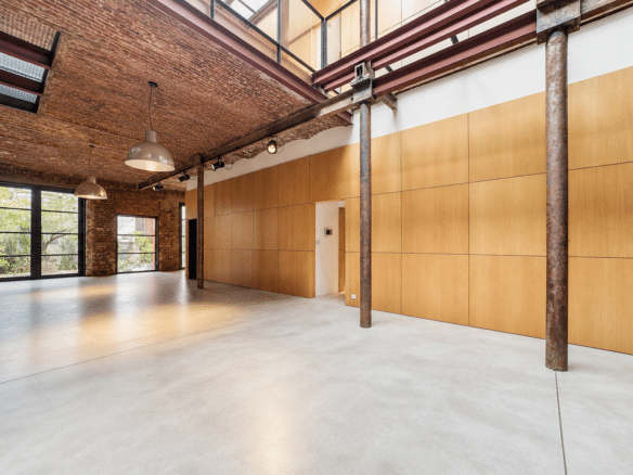 Salon loft industriel spacieux avec briques apparentes verrière poutres métalliques et sol béton   appartement 5 chambres  anderlecht