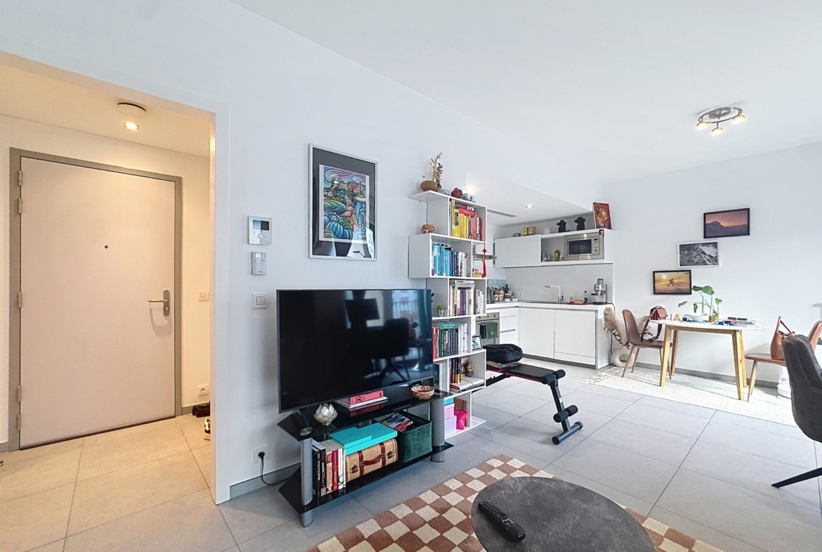 Bright living room with an open kitchen in a modern apartment.