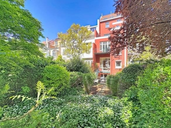 Jardin arboré avec terrasse privée derrière maisons de ville   maison 6 chambres  ixelles