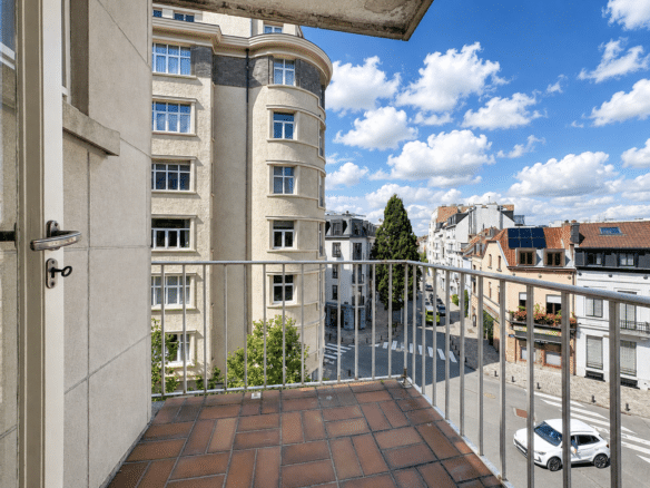 Balcon dappartement avec vue sur rue résidentielle et immeubles urbains   appartement 1 chambre  ixelles
