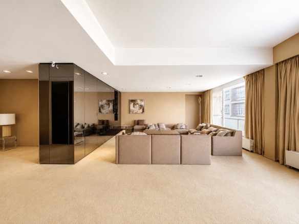 Salon spacieux et lumineux dappartement décoration beige élégante avec grandes fenêtres   appartement 2 chambres  ixelles