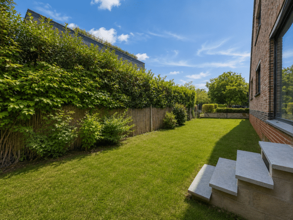 Jardin paysager ensoleillé dune maison moderne avec terrasse et pelouse   appartement 2 chambres  waterloo