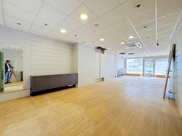 Local commercial lumineux avec parquet clair et vitrine sur rue   gemeenteplein 6