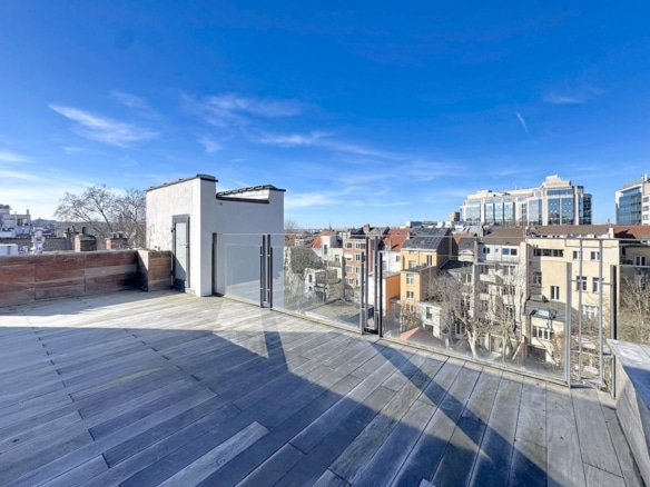 Toit terrasse dappartement avec vue panoramique sur quartier urbain ensoleillé   appartement 3 chambres  saint gilles