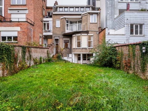Jardin urbain privatif entre maisons et appartements avec terrasse arrière   maison 6 chambres  uccle