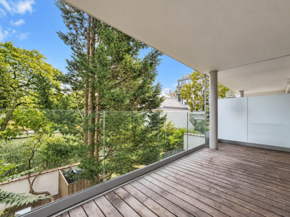 Grande terrasse dappartement moderne avec parquet bois et vue verdoyante   appartement 2 chambres  bruxelles
