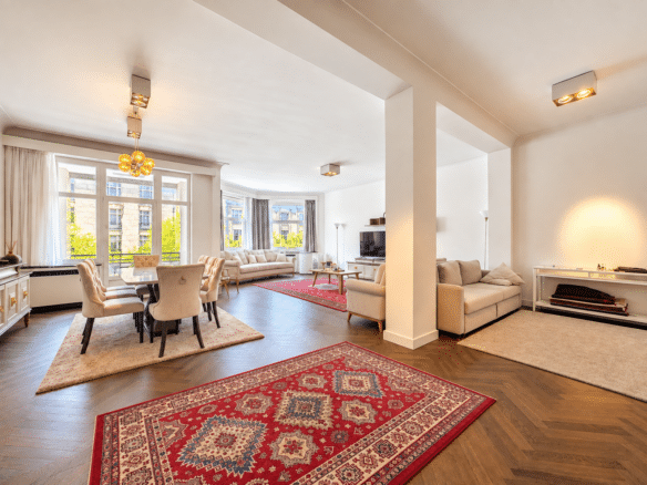 Salon et salle à manger lumineux avec grandes fenêtres dans appartement élégant   appartement 3 chambres  ixelles