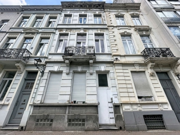 Façades de maisons de ville anciennes avec balcons en fer forgé   appartement 1 chambre  saint gilles