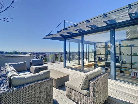 Terrasse rooftop moderne avec salon extérieur et vue urbaine   appartement 4 chambres  ixelles