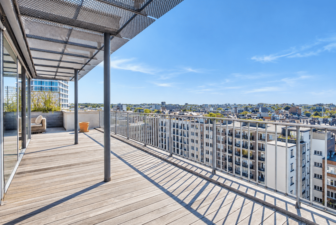 Large apartment terrace with a panoramic view of the city.