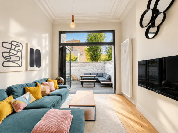 Salon lumineux dappartement avec canapé dangle parquet et terrasse ouverte   appartement 2 chambres  etterbeek