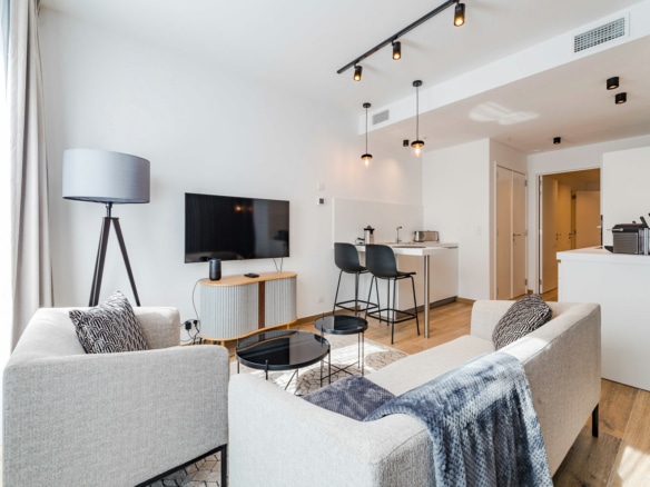 Salon lumineux avec cuisine ouverte et coin repas dans un appartement moderne   appartement  uccle