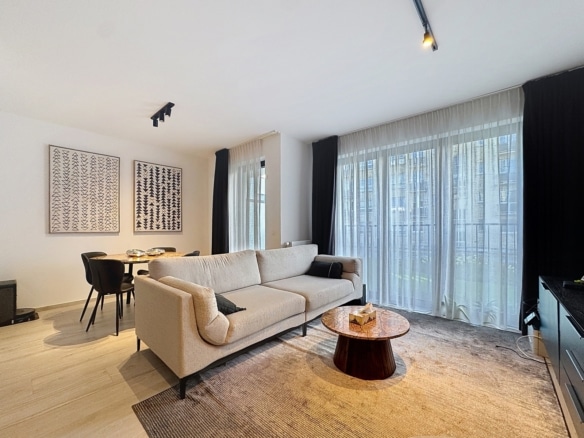 Moderne woon- en eetkamer in een licht appartement met grote ramen   appartement met 1 slaapkamer  Woluwe-Saint-Lambert